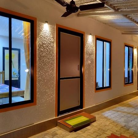 Hangout Kalyānpur Екстериор снимка